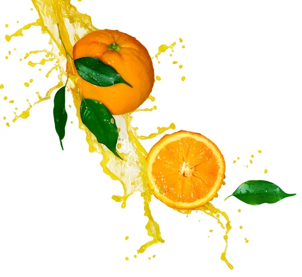 Oprysk soku pomarańczowego izolowany na białym — Zdjęcie stockowe