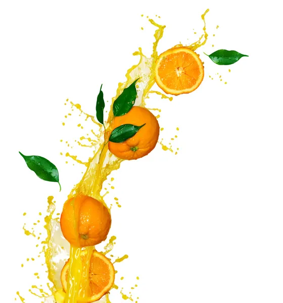 Spruzzo di succo d'arancia isolato su bianco — Foto Stock