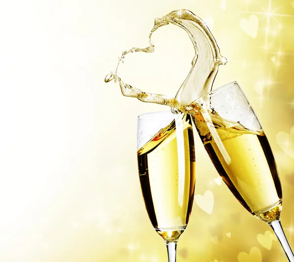 Dois copos de champanhe com respingo coração abstrato — Fotografia de Stock