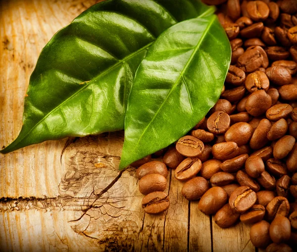 咖啡豆在木背景 — 图库照片