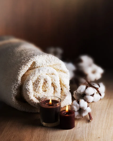 Katoen handdoek en kaarsen — Stockfoto