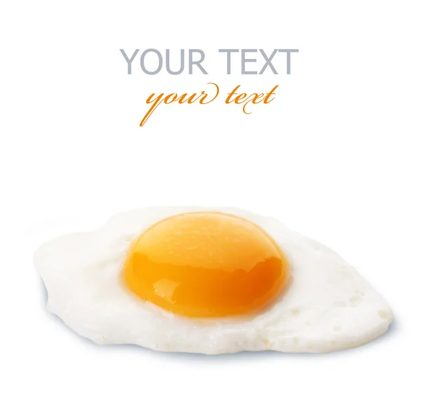 Жареные яйца, изолированные на белом — стоковое фото