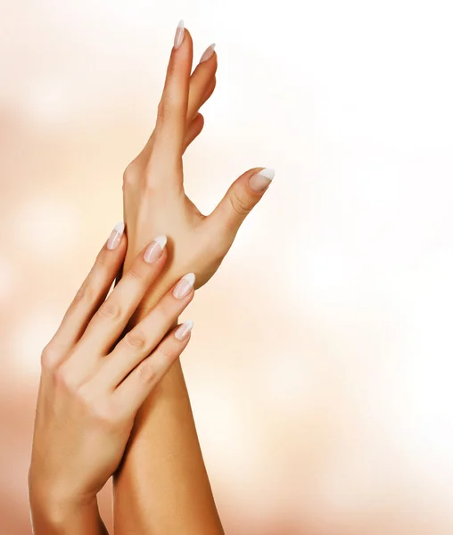Piękne kobiece dłonie. pojęcie manicure — Zdjęcie stockowe
