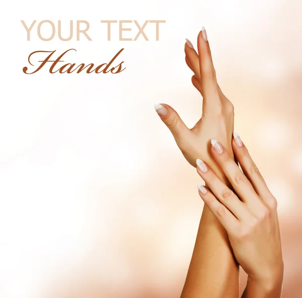 Vackra kvinnliga händer. manikyr koncept — Stockfoto