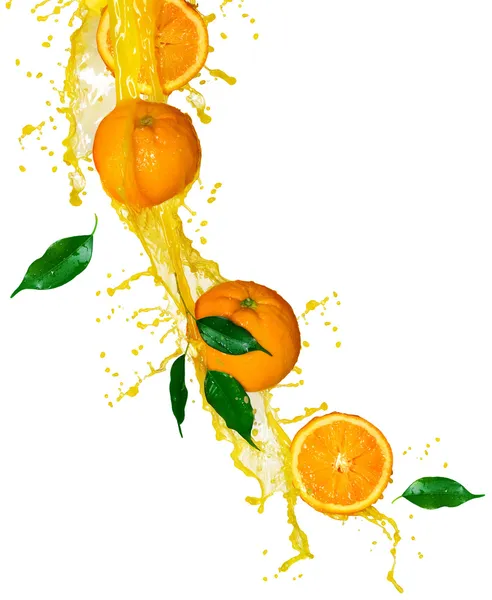 Frutas de laranja e Splashing Juice sobre branco — Fotografia de Stock