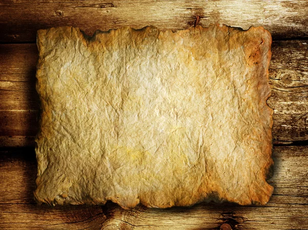 Stary arkusz papieru na drewnianym tle — Zdjęcie stockowe
