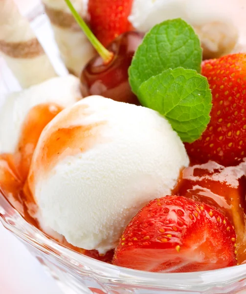 Helado con frutas — Foto de Stock