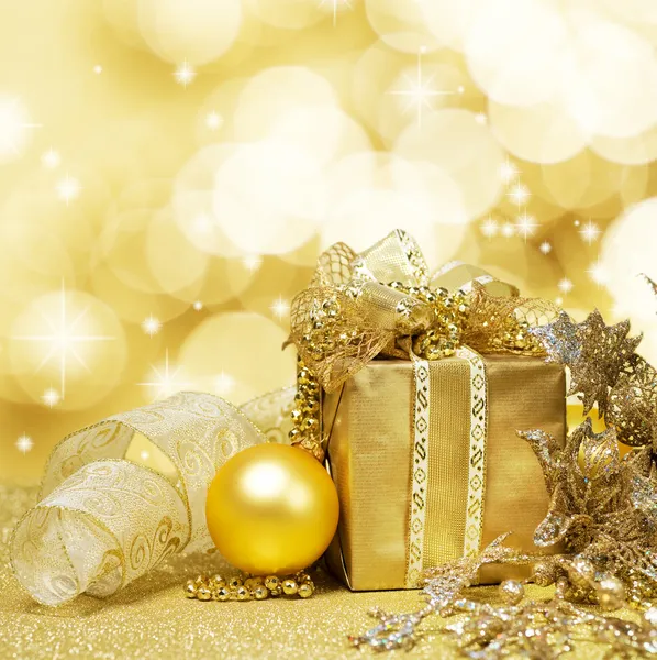 Decoración de Navidad sobre brillante fondo dorado —  Fotos de Stock