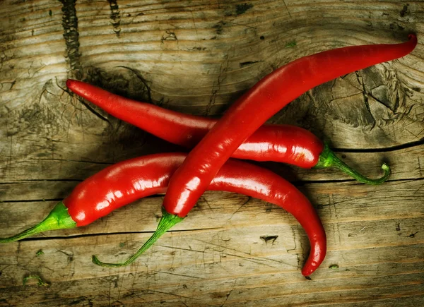 Red Hot Chili Pimentas sobre fundo de madeira — Fotografia de Stock