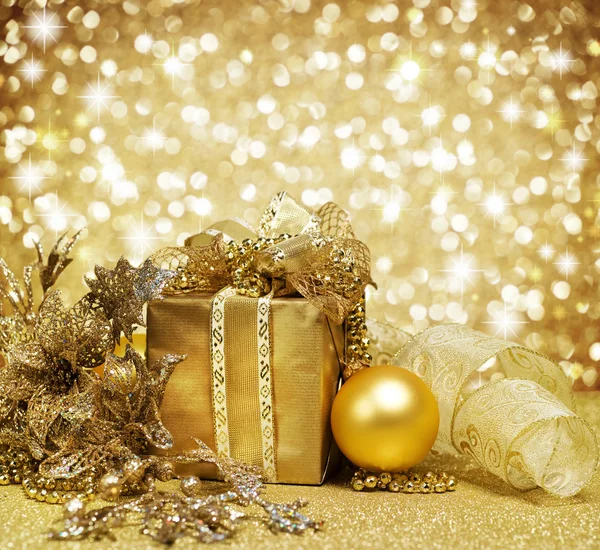 Karácsonyi dekoráció át csillogó arany háttér — Stock Fotó