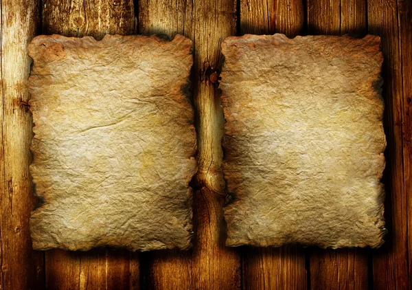 Stary arkusz papieru na drewnianym tle — Zdjęcie stockowe