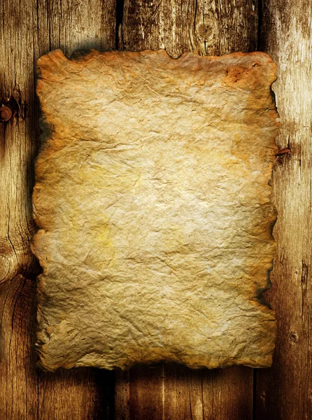 Hoja de papel vieja sobre fondo de madera — Foto de Stock