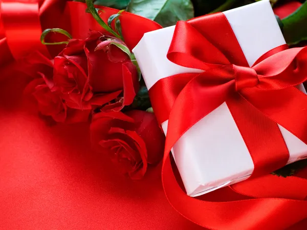 Rosas e caixa de presente. Presente de casamento — Fotografia de Stock