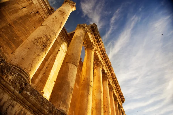 Líbano. Ruinas viejas. Columnas romanas en Baalbeck — Foto de Stock
