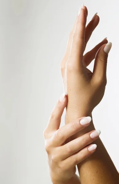 Mãos femininas bonitas. Conceito de manicure — Fotografia de Stock