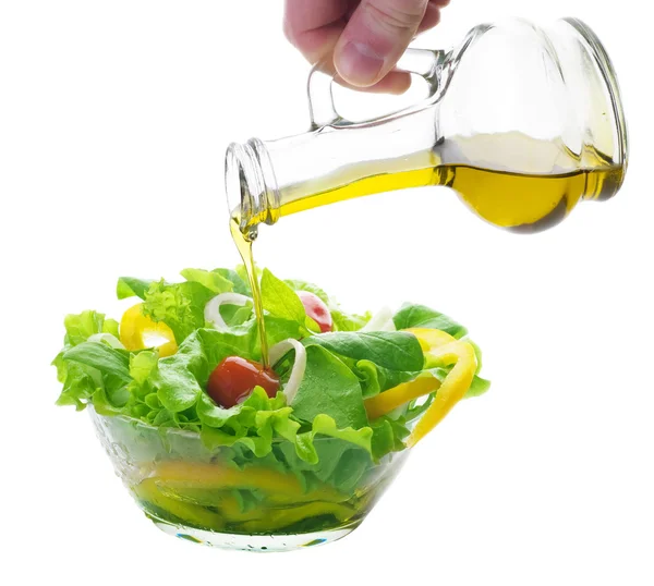 ヘルシーな野菜サラダと注ぐ油 — ストック写真