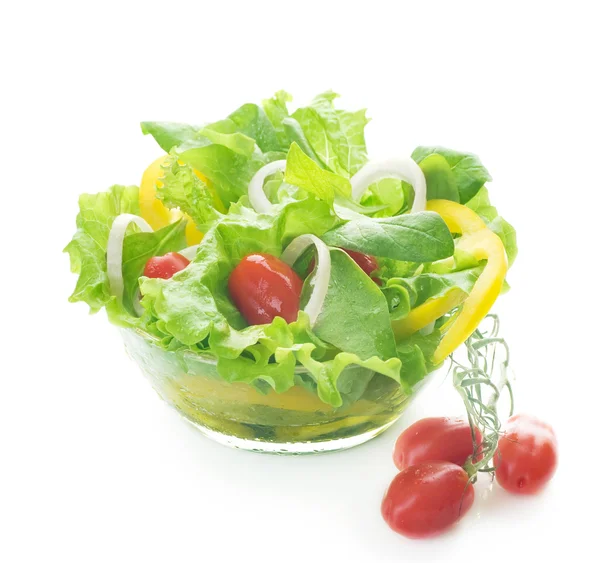 Salada saudável isolada em branco — Fotografia de Stock