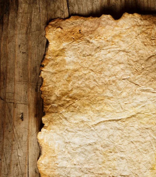 Hoja de papel vieja sobre fondo de madera — Foto de Stock