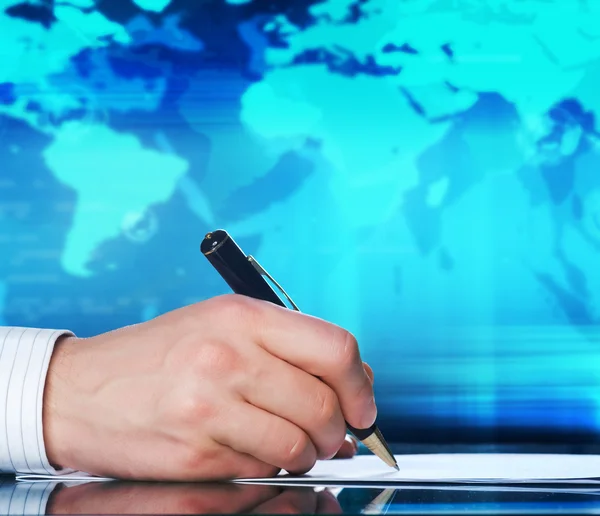 Die Hand des Geschäftsmannes mit dem Stift. internationales Geschäftskonzept — Stockfoto