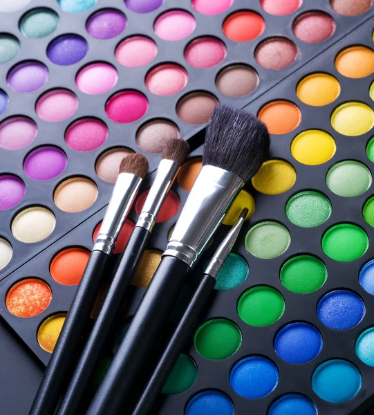 Make-up štětce a make-up oční stíny — Stock fotografie