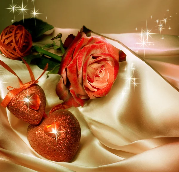 Zwei Herzen und rote Rose — Stockfoto