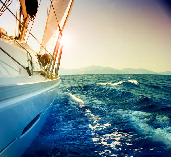 Yachtsegeln gegen Sonnenuntergang.sailboat.sepia getönt — Stockfoto