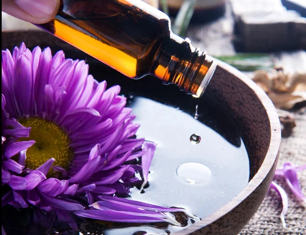 Aromaterapi. eterisk olja. spa-behandling Stockbild