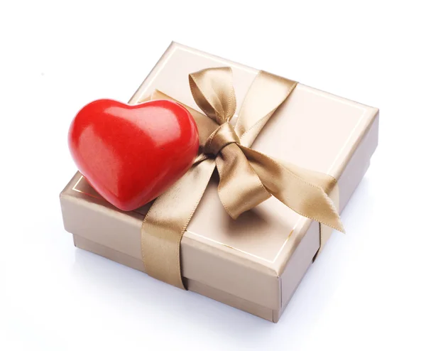 Valentin-ajándékot és a szív felett fehér Jogdíjmentes Stock Fotók