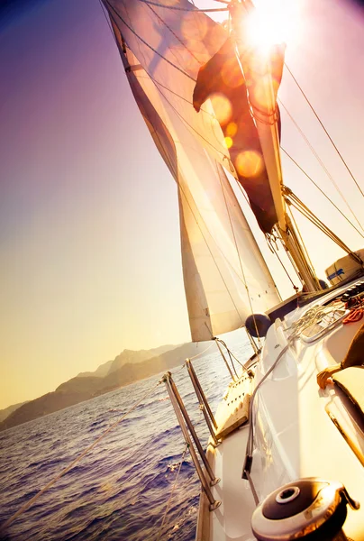 Yacht Voile contre le coucher du soleil.Voilier Sepia tonique Photos De Stock Libres De Droits