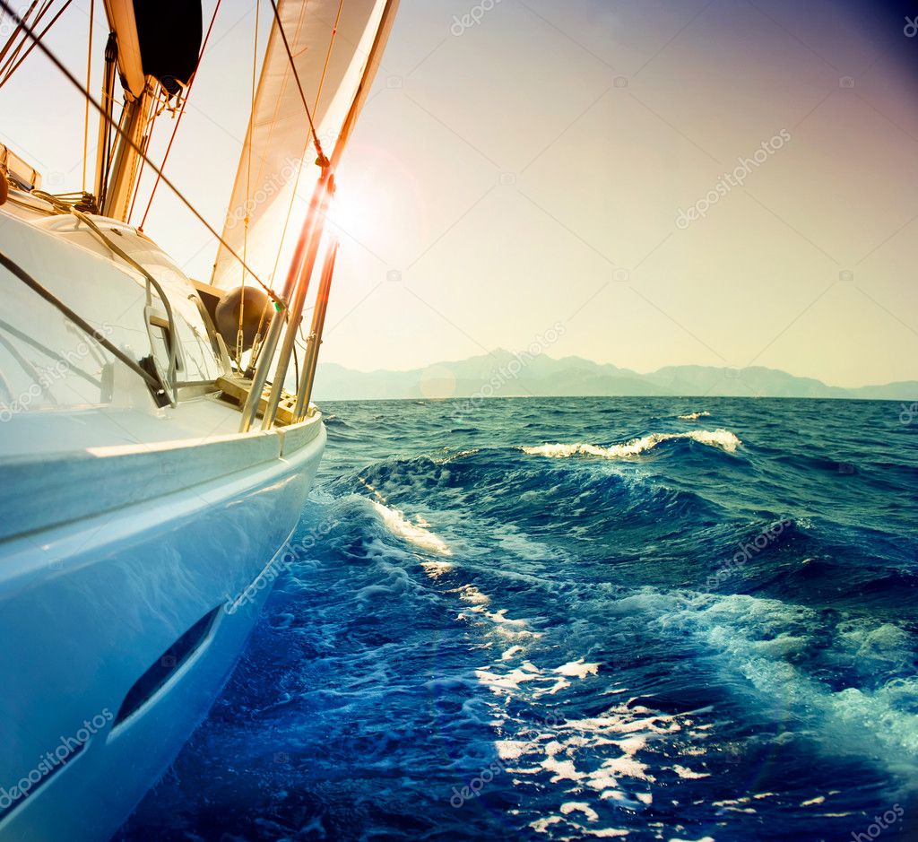Yacht Vela contro il tramonto.Sailboat.Sepia tonica 