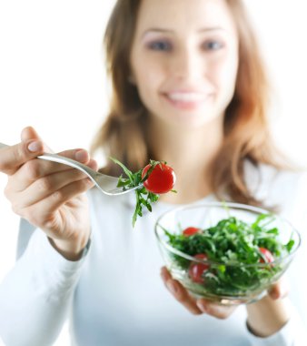 sağlıklı beslenme kavramı. sebze salatası yerken mutlu bir genç kadın