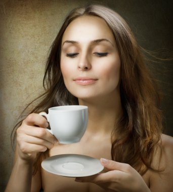 Kahve içen güzel kadın.