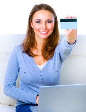 gülümseyen kadın online kredi kartı ile alışveriş computer.inte