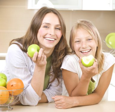 mutlu aile anne ile kızının sağlıklı yemek yeme. diyet.