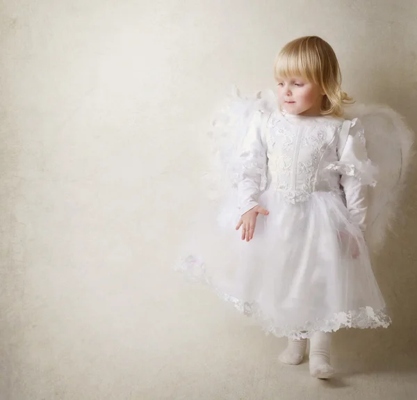 Baby flicka i en ängel klänning — Stockfoto