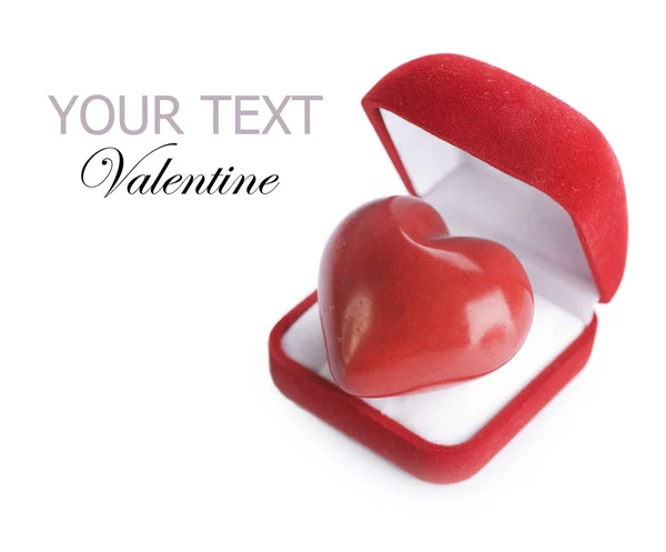 Röd sammet presentförpackning med ett hjärta på en vit bakgrund. Valentin — Stockfoto