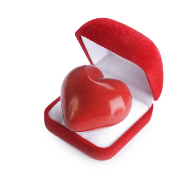 Geschenkbox aus rotem Samt mit Herz auf weißem Hintergrund. Valentin — Stockfoto