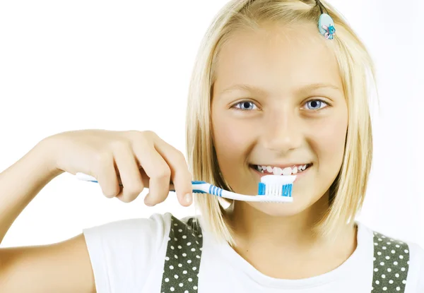 Friska tänder. liten flicka borsta hennes tänder — Stockfoto