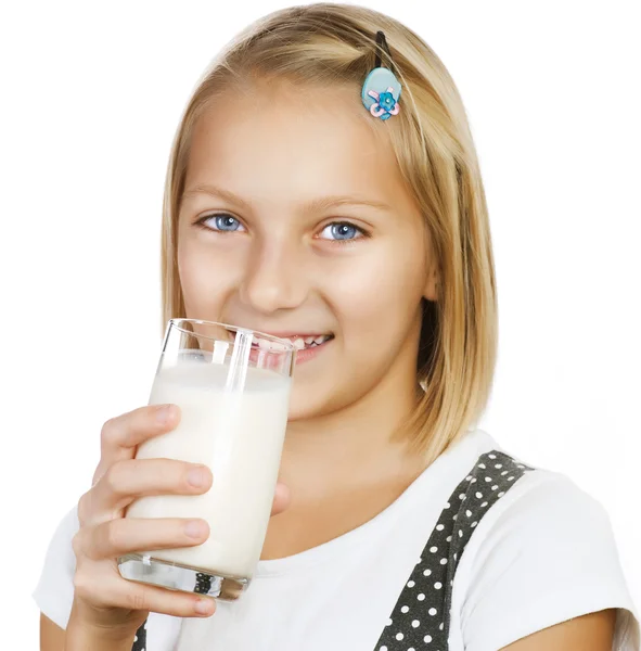 Kleines Mädchen trinkt Milch — Stockfoto