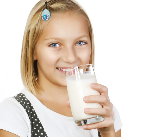 Kleines Mädchen trinkt Milch — Stockfoto