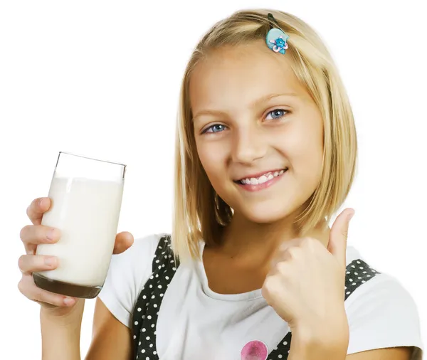 Chica bebiendo leche — Foto de Stock
