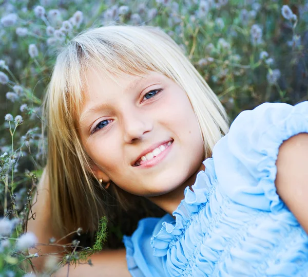 Szép boldog kislány szabadtéri — Stock Fotó