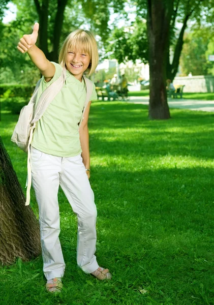 Escola feliz menina ao ar livre — Fotografia de Stock