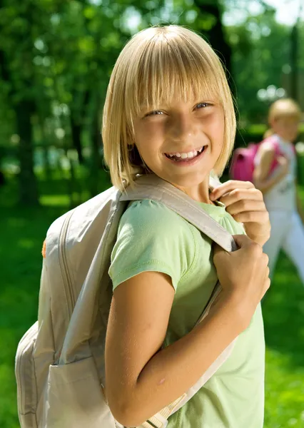 Gelukkig schoolmeisje buiten. terug naar school — Stockfoto