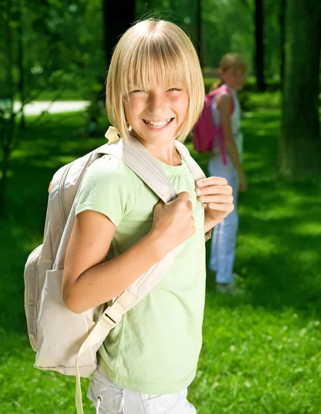 Gelukkig schoolmeisje buiten. terug naar school concept — Stockfoto