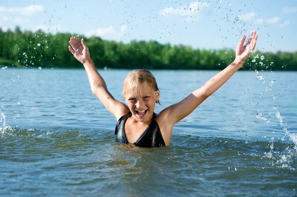Feliz bonito menina nadando na água — Fotografia de Stock