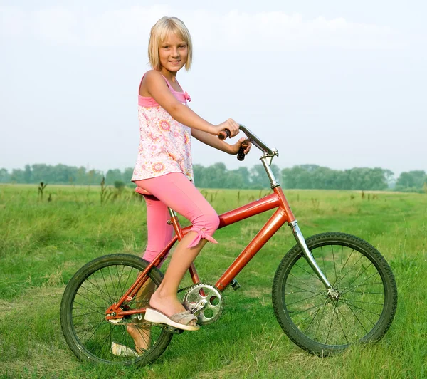 Jonge meisje op fiets — Stockfoto