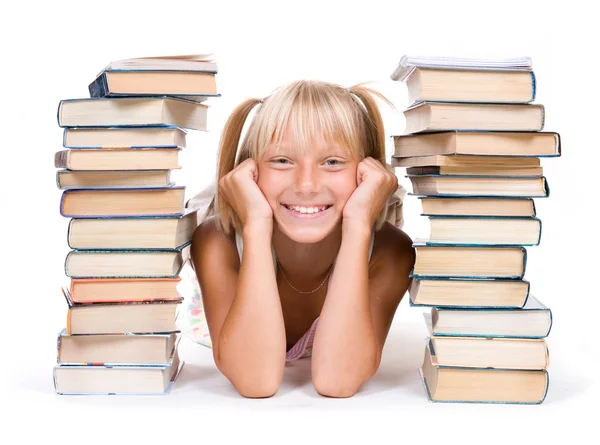 Πίσω στο σχολείο έννοια. κορίτσι σχολείο μεταξύ τις στοίβες των βιβλίων — Φωτογραφία Αρχείου