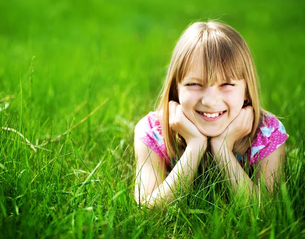 Souriant Petite fille en plein air — Photo