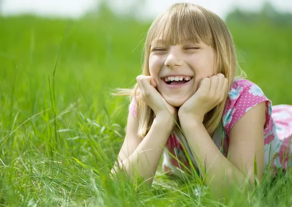 Szczęśliwa dziewczynka w parku — Zdjęcie stockowe